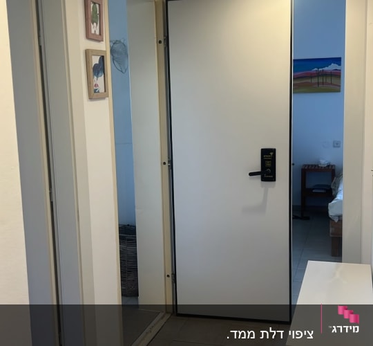 ציפוי דלת ממ"ד בציפוי לבן נקי עם מסגרת וידית שחורה